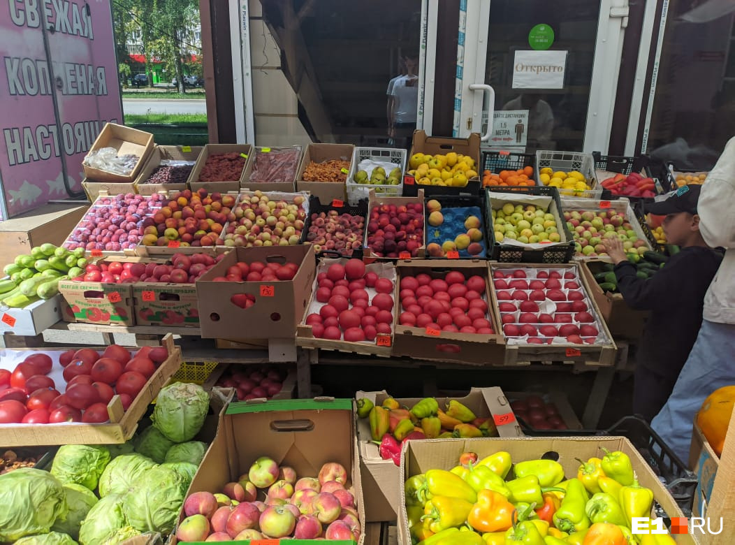 Цены на овощи и фрукты диктуют правила уличного рынка