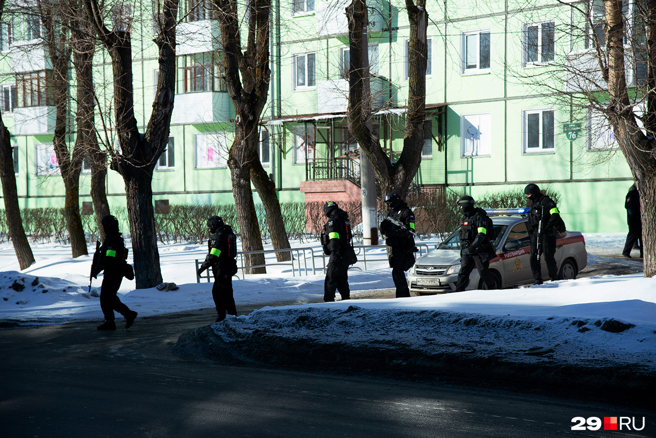 В омске освободили 13 летнюю заложницу. Северодвинцы качество. Северодвинки фото.