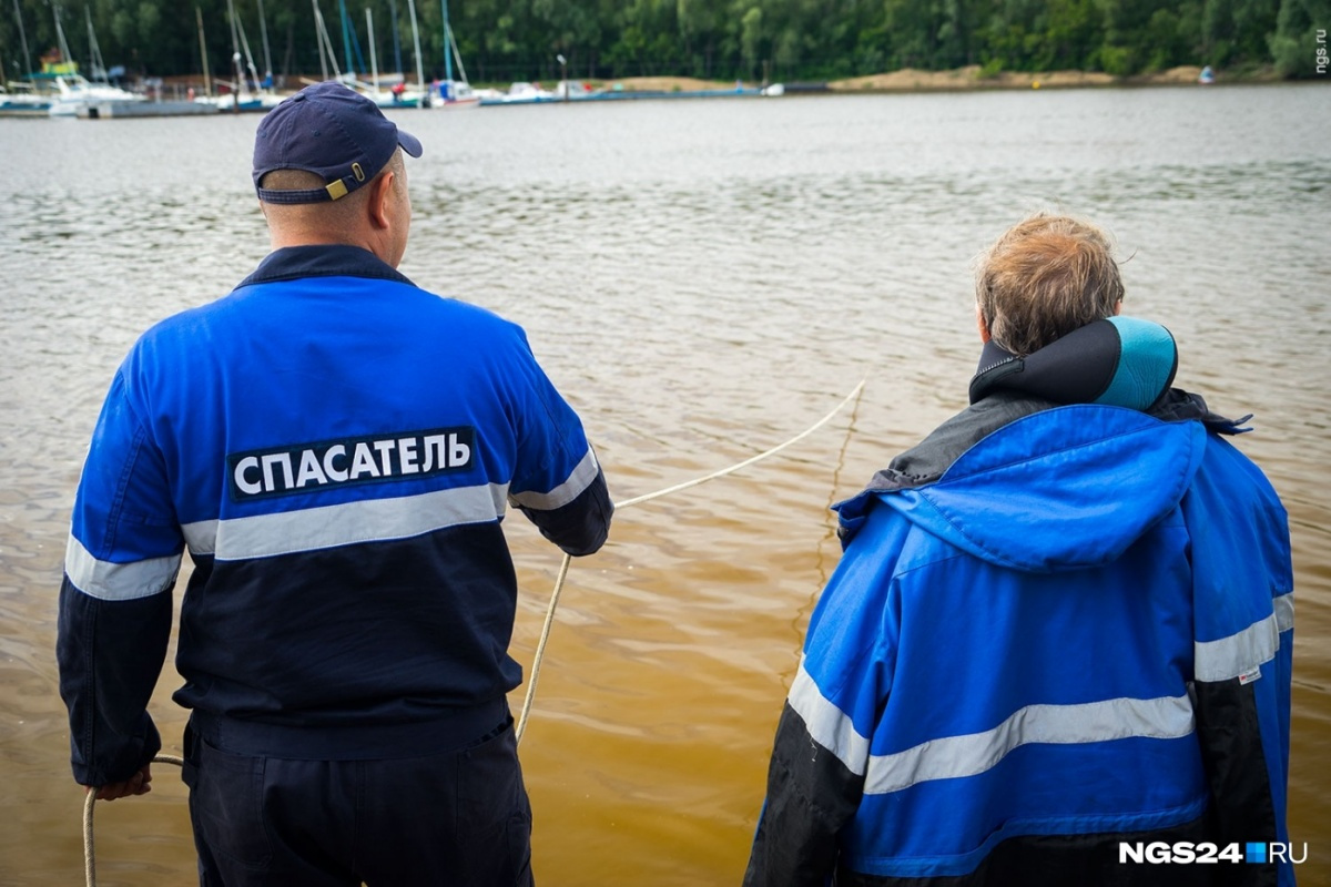 На матрасе на воде