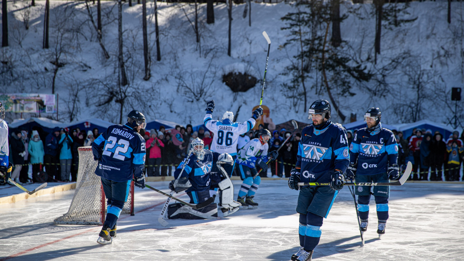 «Сибирь» закрыла хоккейный сезон матчем на реке — 15 кадров с необычной игры