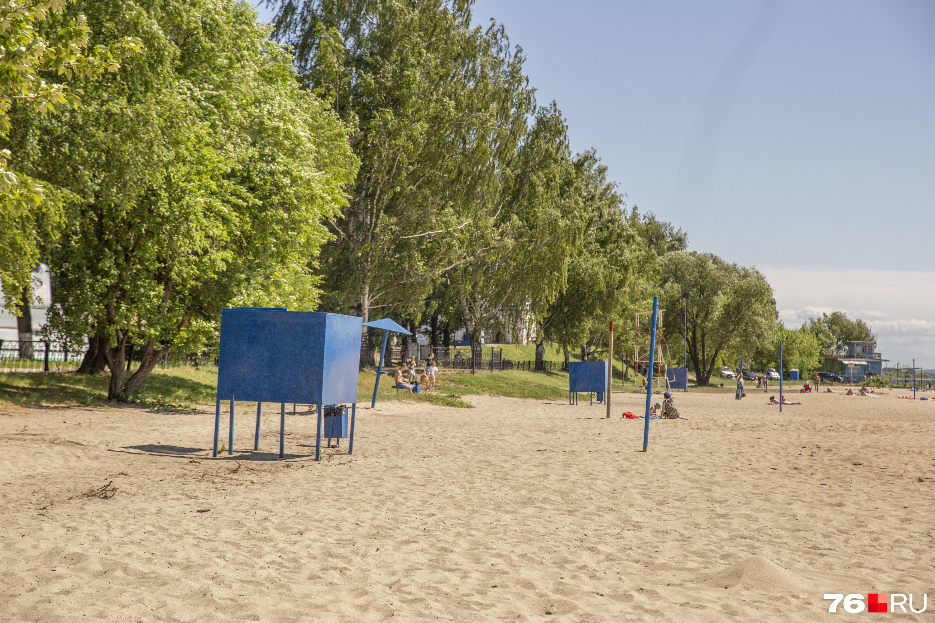 На Тверицком пляже стандартный набор удобств: лавочки, кабинки для переодевания, урны