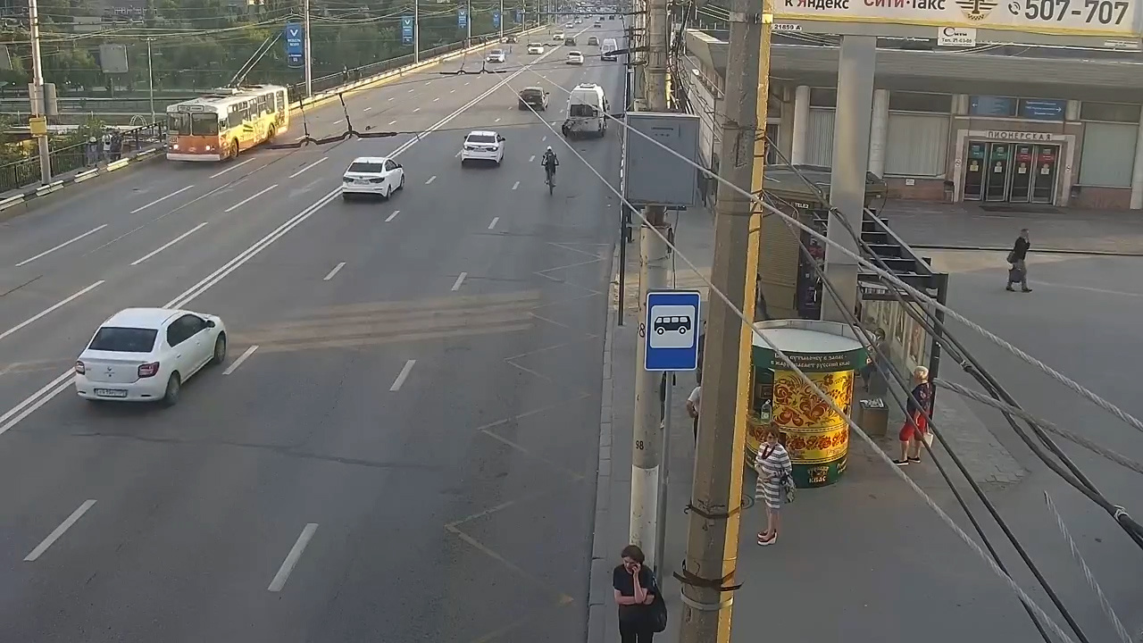 Удар пришелся в заднюю дверь микроавтобуса Удар пришелся в заднюю дверь микроавтобуса