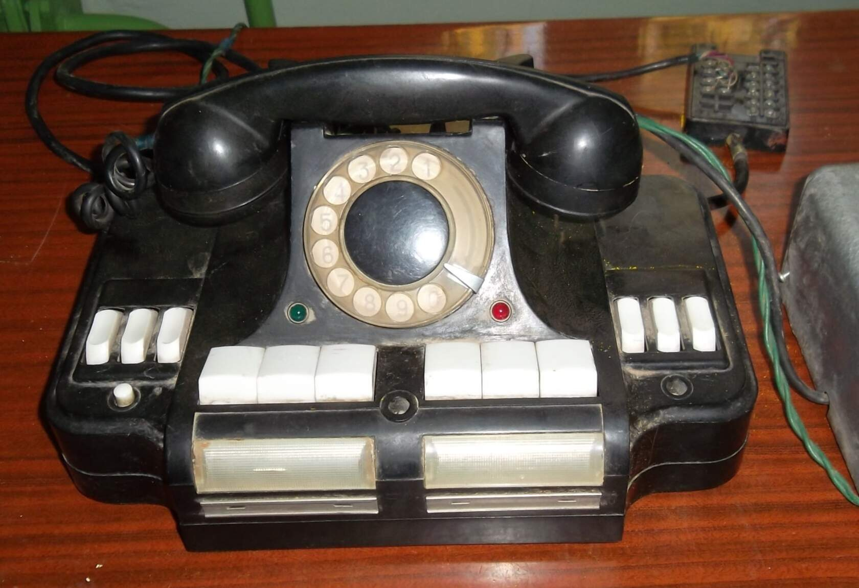 Этот телефонный коммутатор на шесть номеров в музее Катав-Ивановска — из гораздо позднего времени