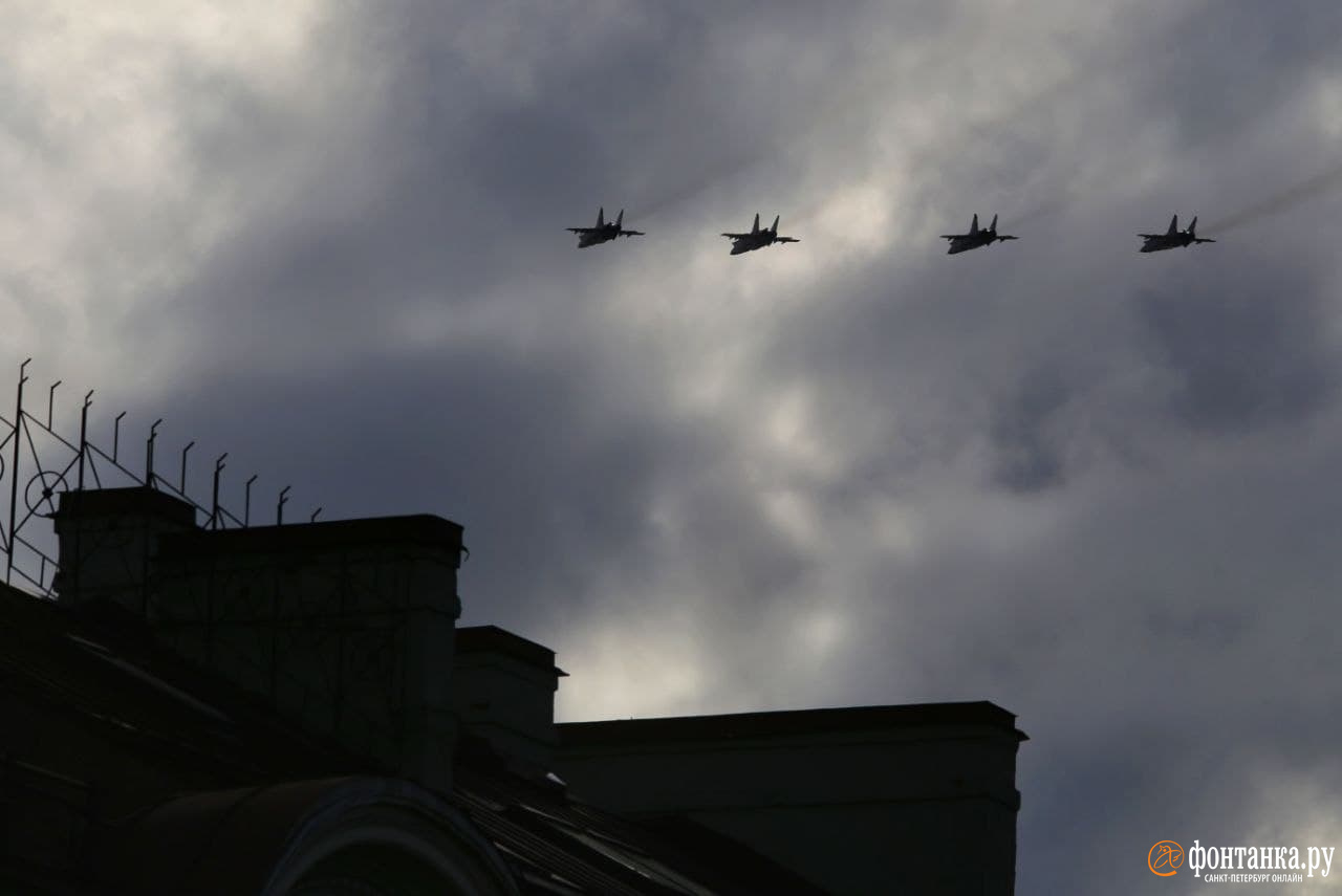 Над Дворцовой площадью прошла первая тренировка боевой авиации к Параду Победы
