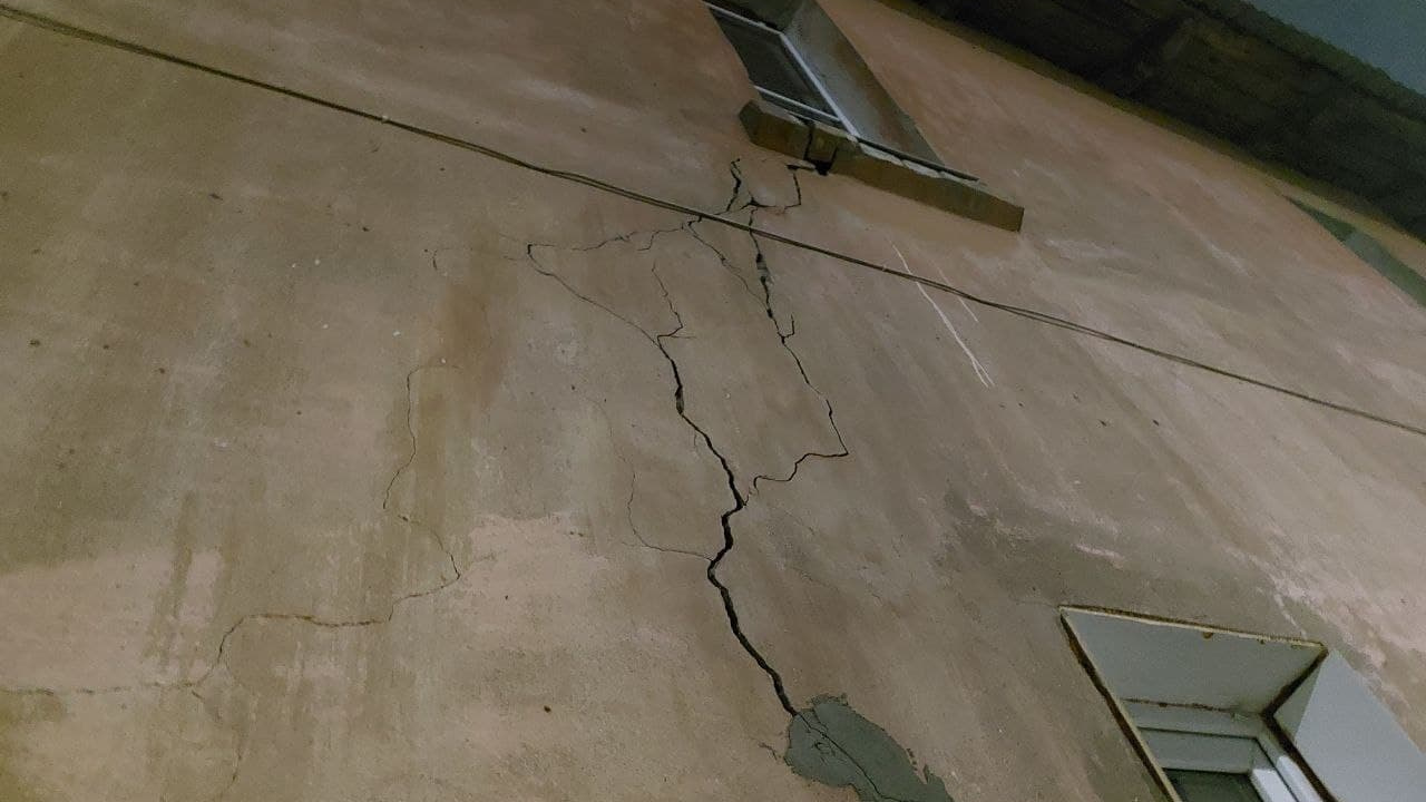 В Нижнем Новгороде на девочку обвалился потолок. Это перессорило соседей, но дом продолжает разрушаться