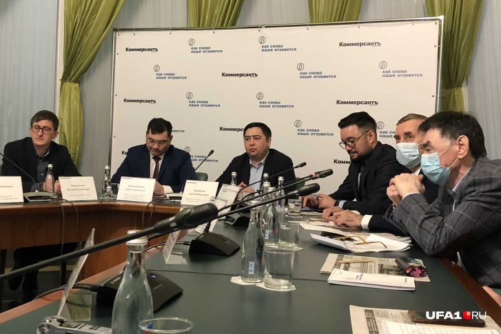 Азат Бадранов (третий слева) объяснил причину слияния вузов Азат Бадранов (третий слева) объяснил причину слияния вузов