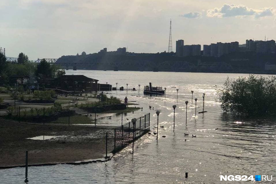 Вода не щадит всё, что построено в последнее время на берегу Вода не щадит всё, что построено в последнее время на берегу