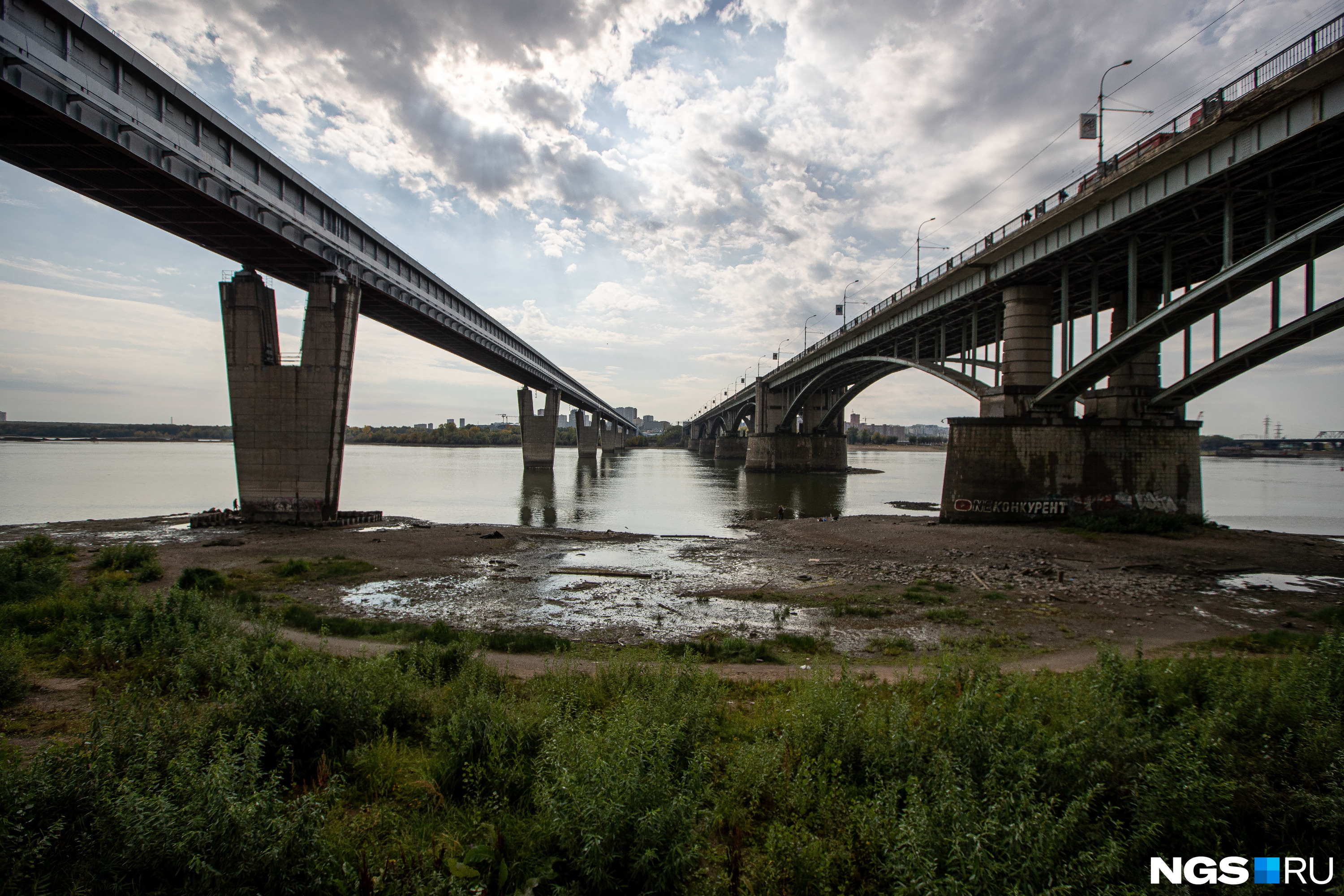 Вода в реке обь новосибирск. Обь обмелела в Новосибирске. Обь в Барнауле обмелела. Температура реки Обь. Температура реки Обь Новосибирск.