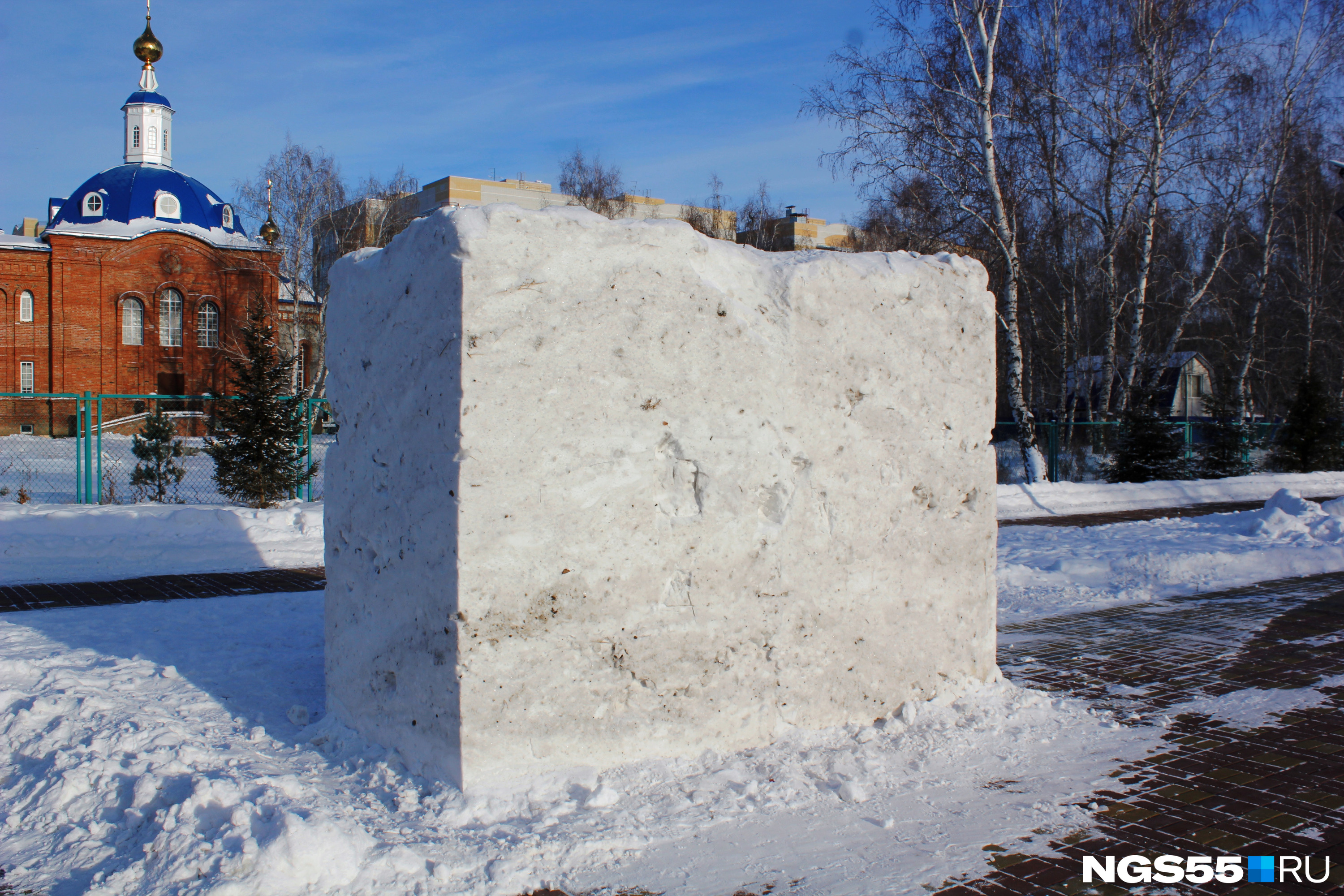 Через несколько минут стало понятно, на что ушел весь чистый снег в парке. Полюбуйтесь — памятник снегу! Такому кубу позавидовали бы даже Пабло Пикассо и Винченцо Натали