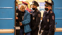 В Новосибирске снова рейд: <nobr class="_">15 фото</nobr> из утреннего метро, где полиция заставляла пассажиров надевать маски
