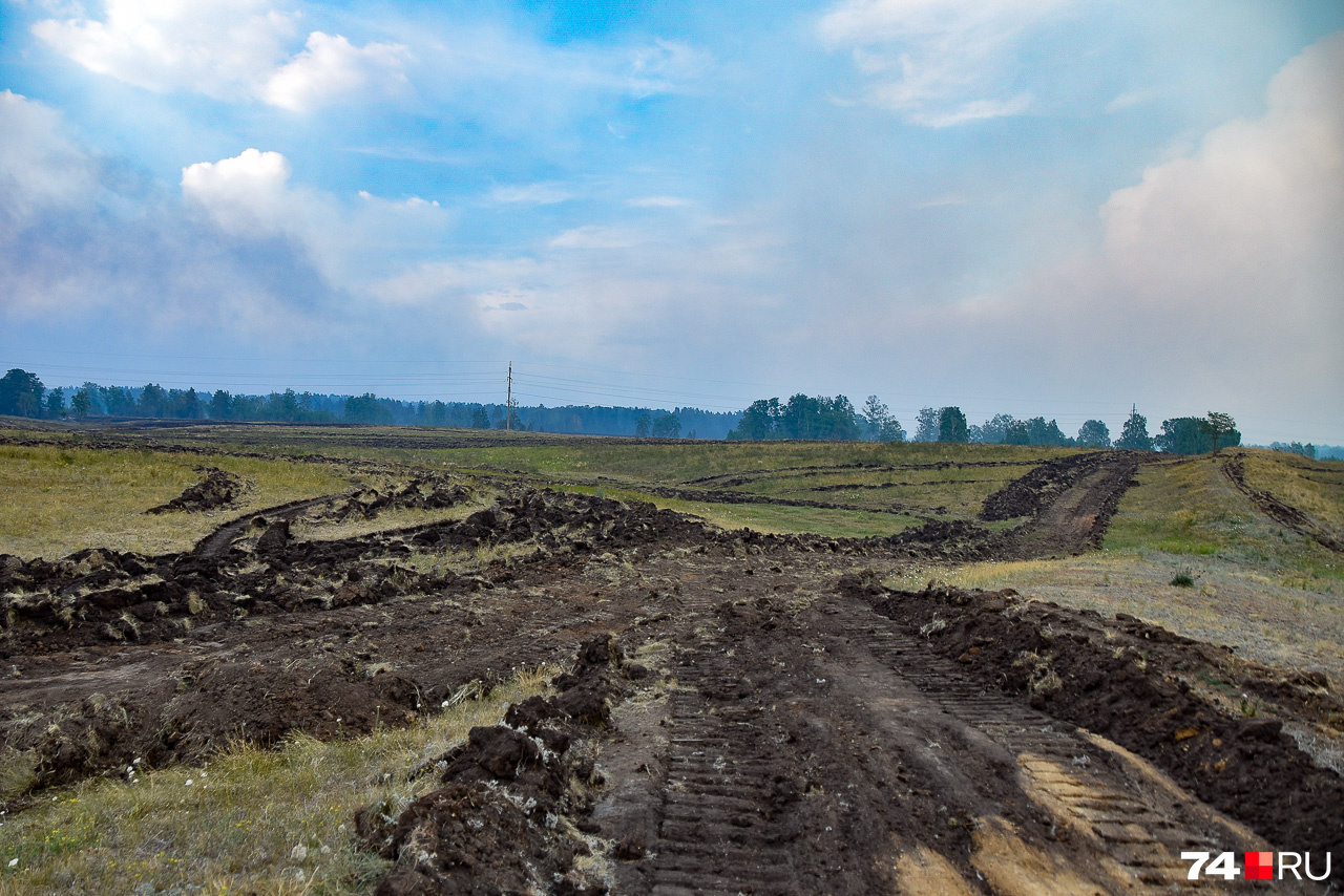 Распаханная полоса на границе села Еленинка, которое также было в зоне риска