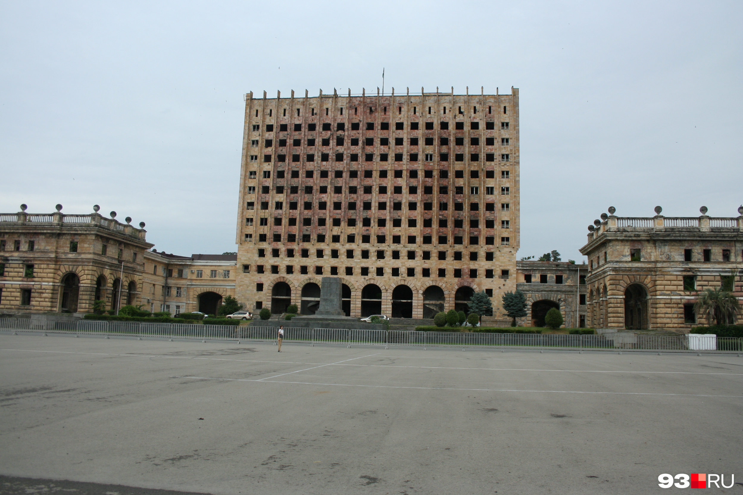 Разгромленное здание Совета министров на площади Свободы в центре Сухума