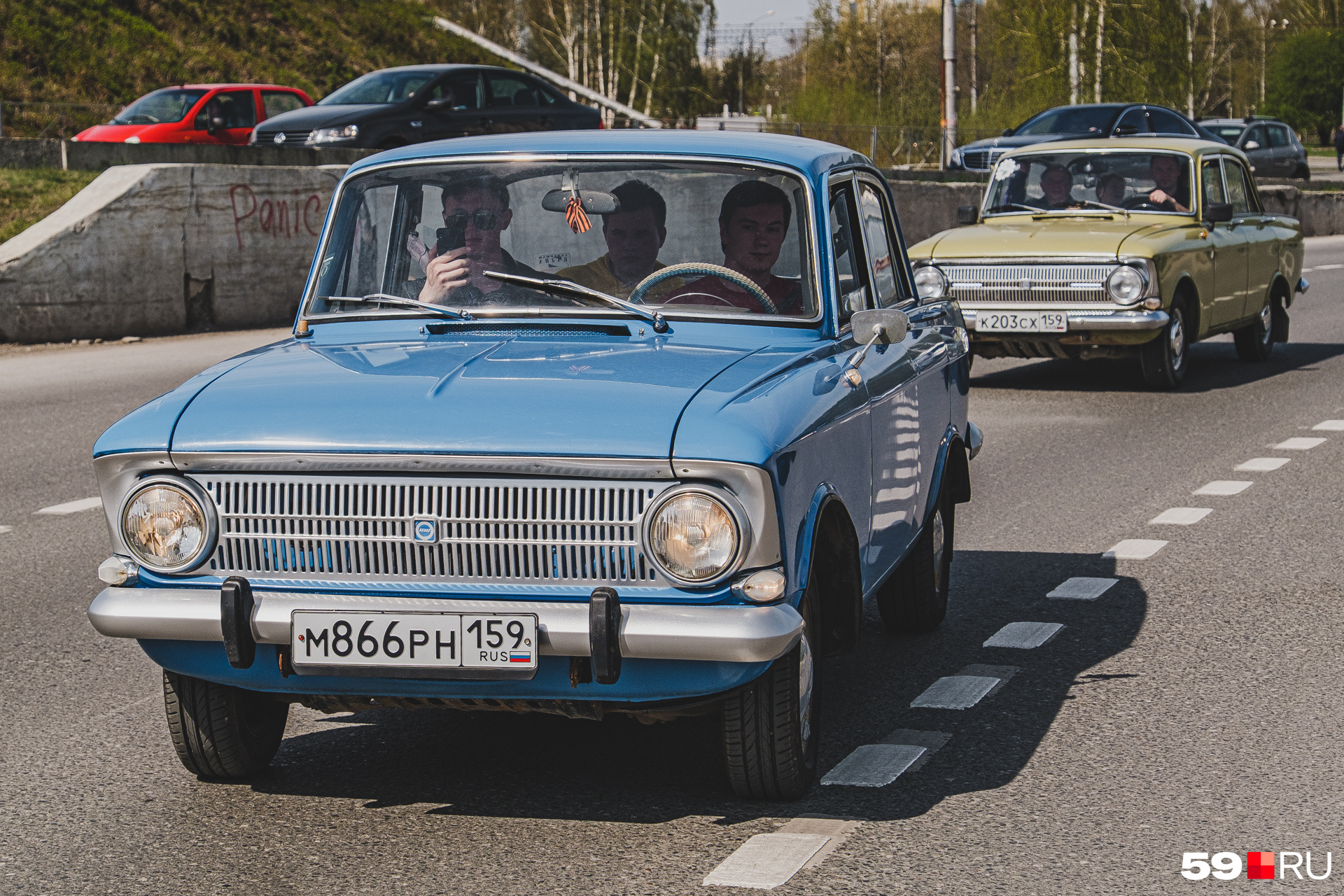 Проезжающие автомобили фотографировали люди на улице. Не каждый день такое увидишь! Проезжающие автомобили фотографировали люди на улице. Не каждый день такое увидишь!