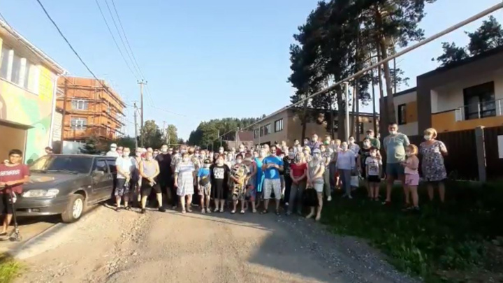 Жители Цыганского поселка у «Радуга-парка» попросили Путина спасти их от сноса