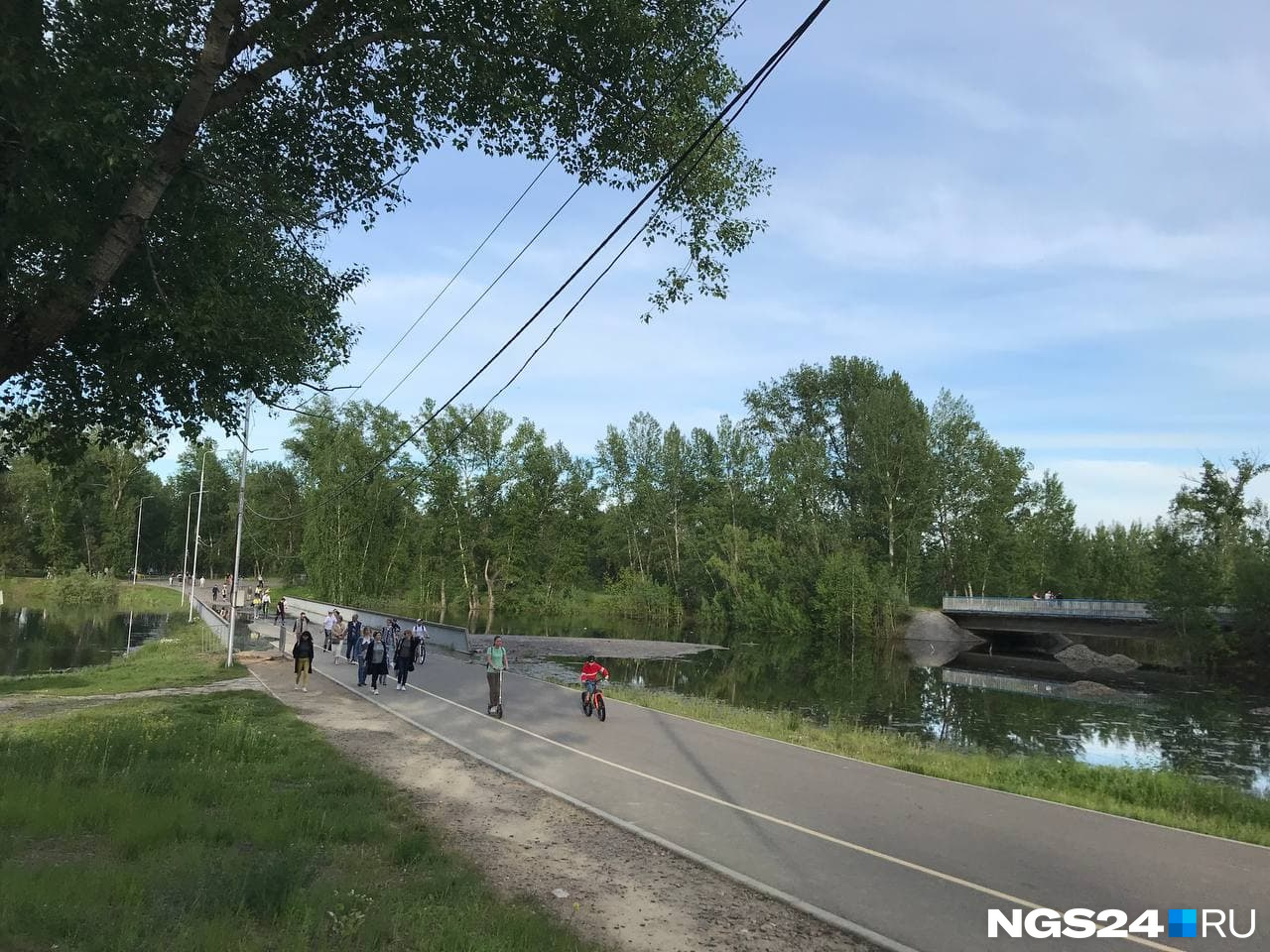 Несмотря на то что в Енисее вода прибывает, на острове Татышев мы заметили, что уже можно спокойно проезжать по мосту. До этого путь пешеходам и велосипедистам был отрезан 