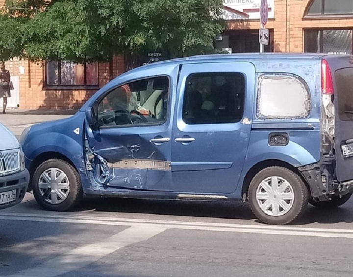У Renault повреждения серьезные