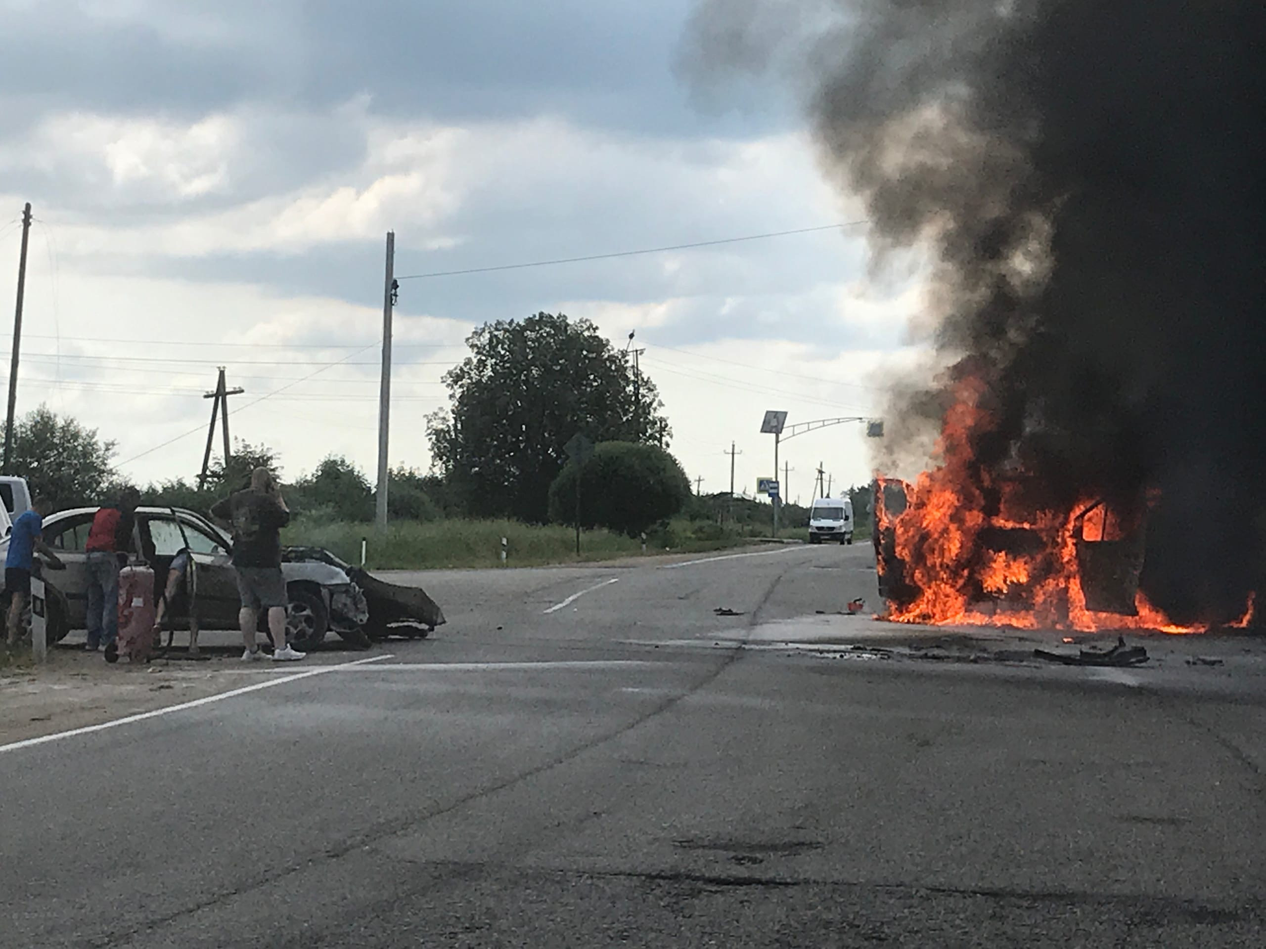 «ГАЗель» сгорела после встречи с Hyundai на перекрестке под Петербургом