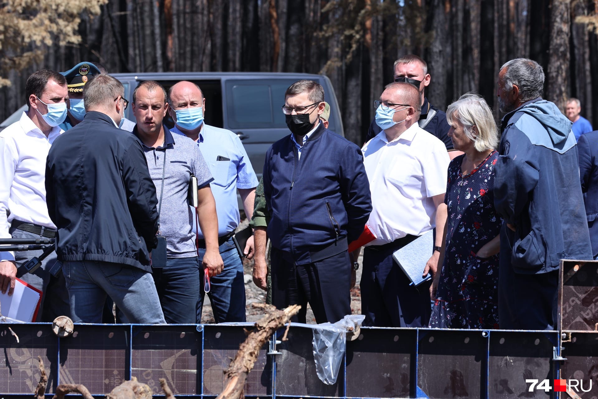 К делегации постоянно подходили местные жители К делегации постоянно подходили местные жители