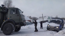 Военные машины пришли на помощь новосибирцам, застрявшим на дороге. Фото со спасением