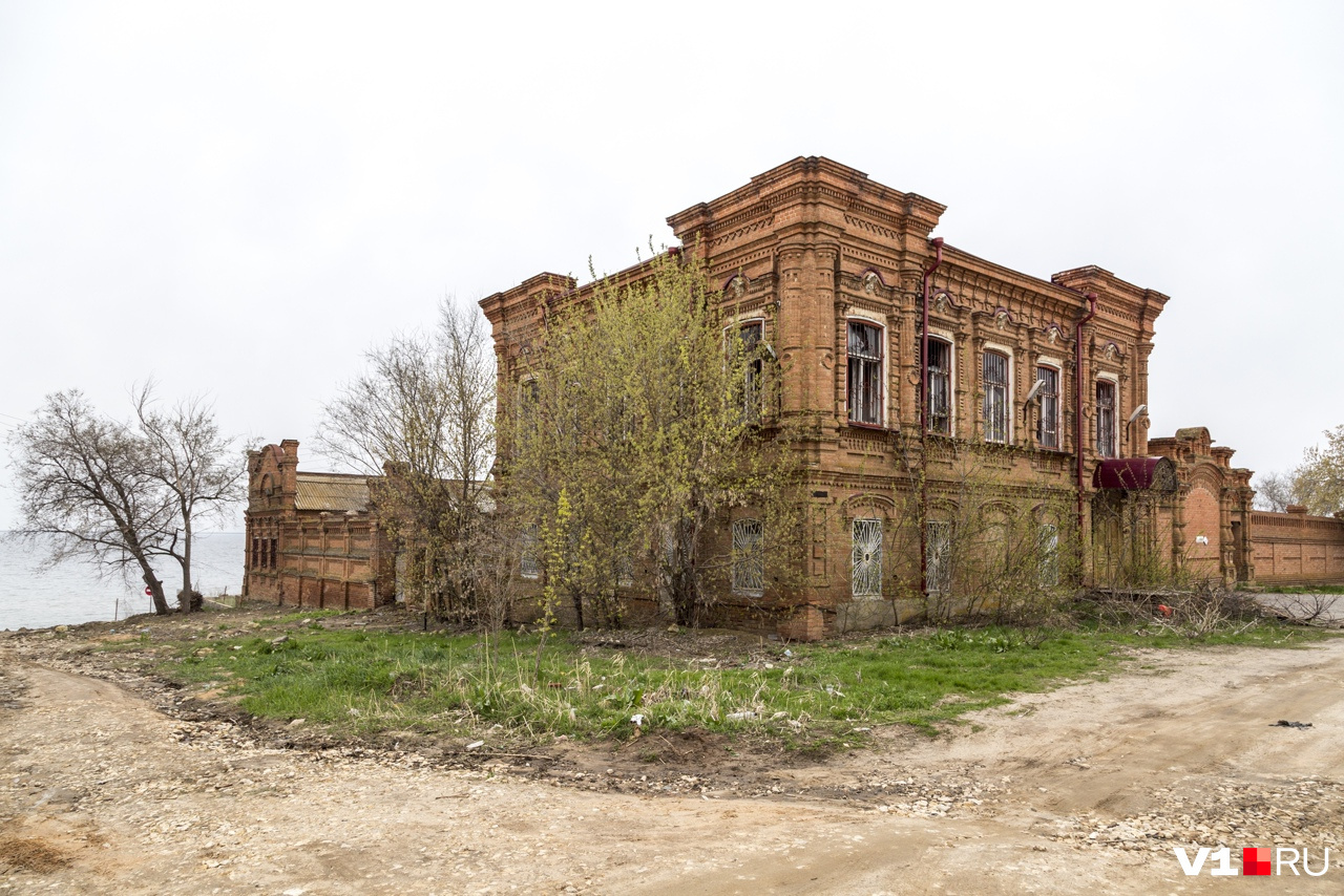 Бывший банк стал еще одним разрушенным объектом культурного наследия в Дубовке