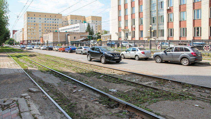 Заросшие рельсы и разбитый асфальт: репортаж с улицы в Уфе, которую ремонтируют за 36 млн рублей