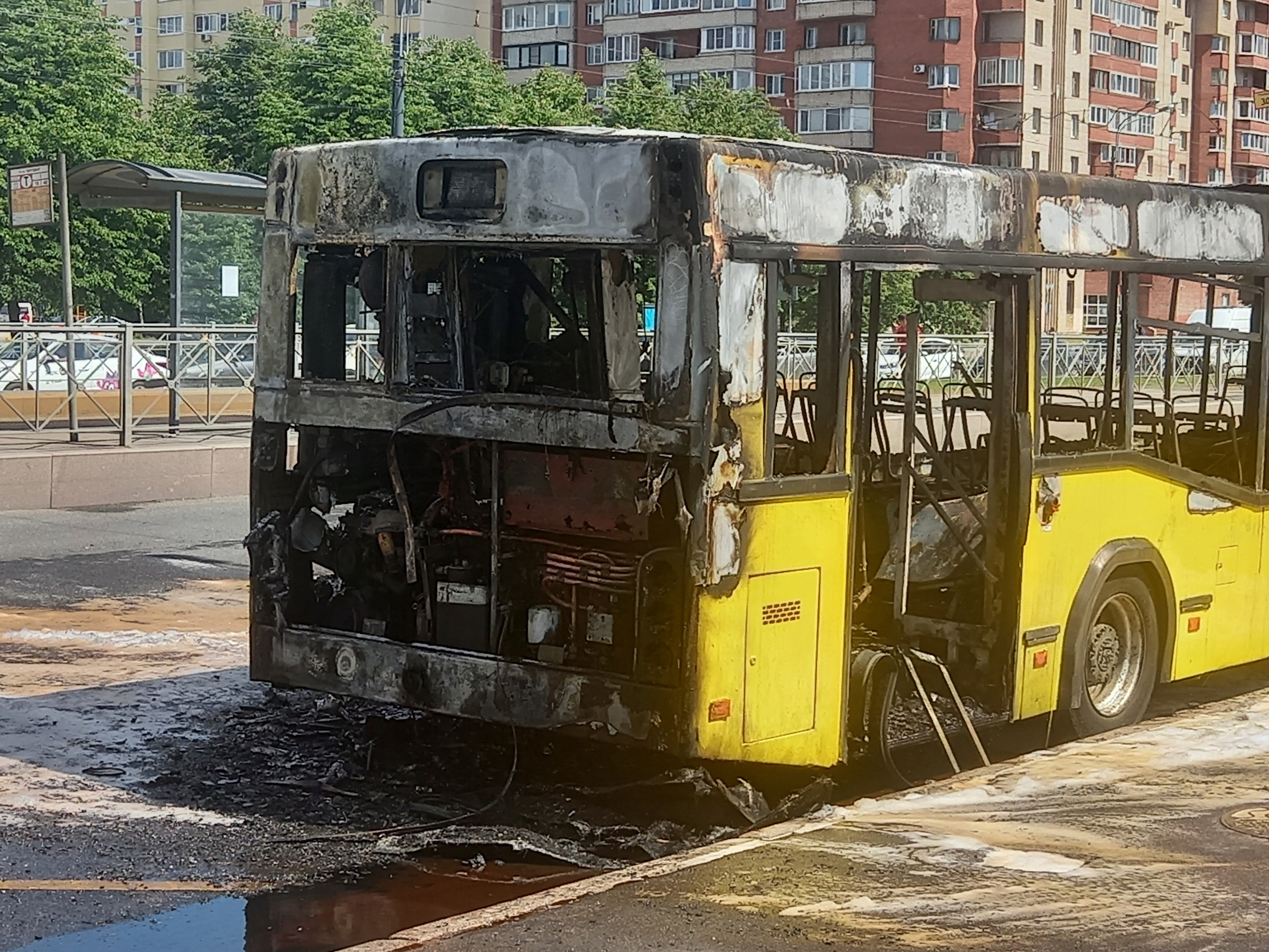 Видео пожара в автобусе на улице Савушкина в Петербурге 10 июня 2021 года -  10 июня 2021 - ФОНТАНКА.ру