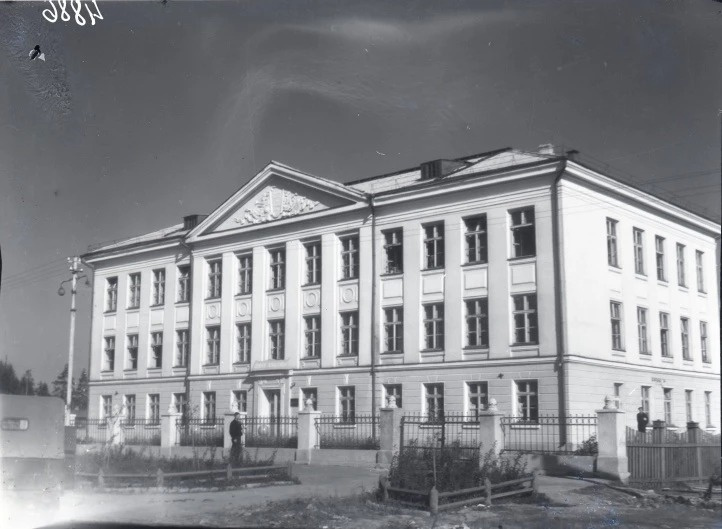 1956 год, средняя школа на проспекте Седова незадолго до сдачи в эксплуатацию 1956 год, средняя школа на проспекте Седова незадолго до сдачи в эксплуатацию