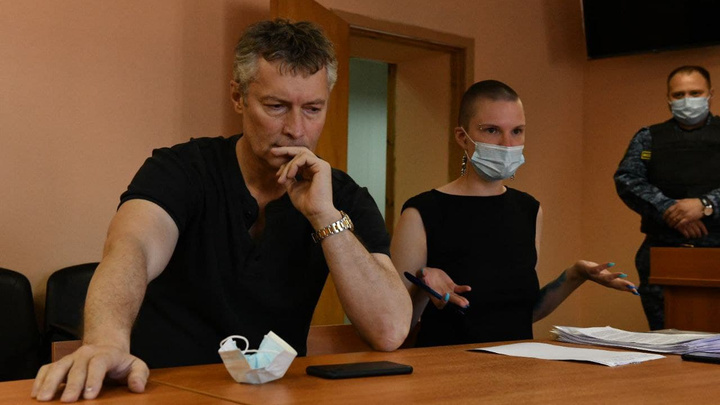 В Екатеринбурге суд трижды за день наказал Евгения Ройзмана. Его арестовали и назначили ему обязательные работы