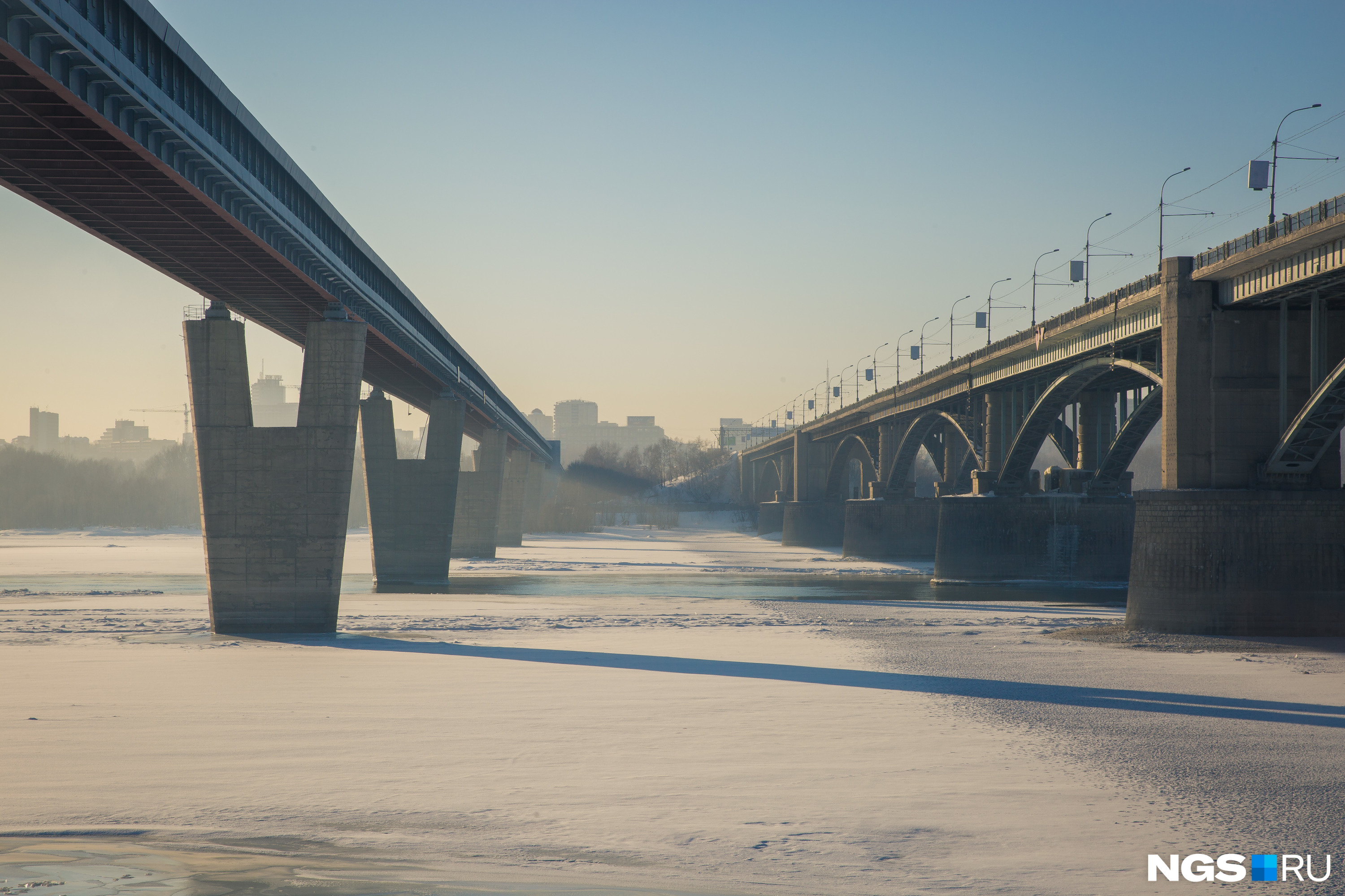 Памятник мосту в Новосибирске