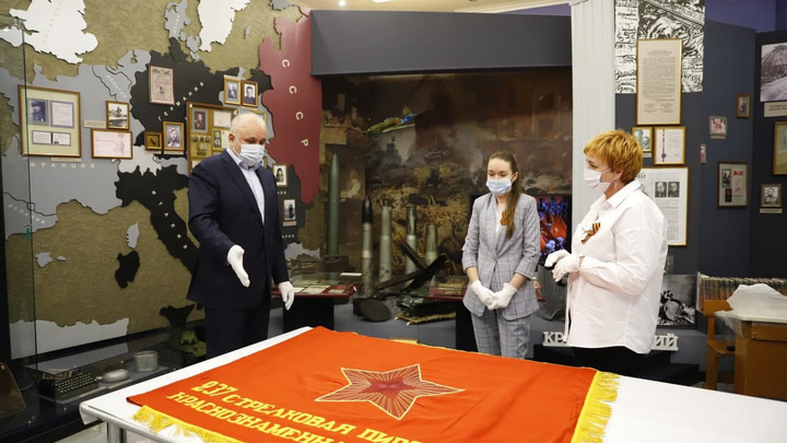 В Кузбасс передали на вечное хранение знамена Советской армии. Их пронесут по улицам в День Победы