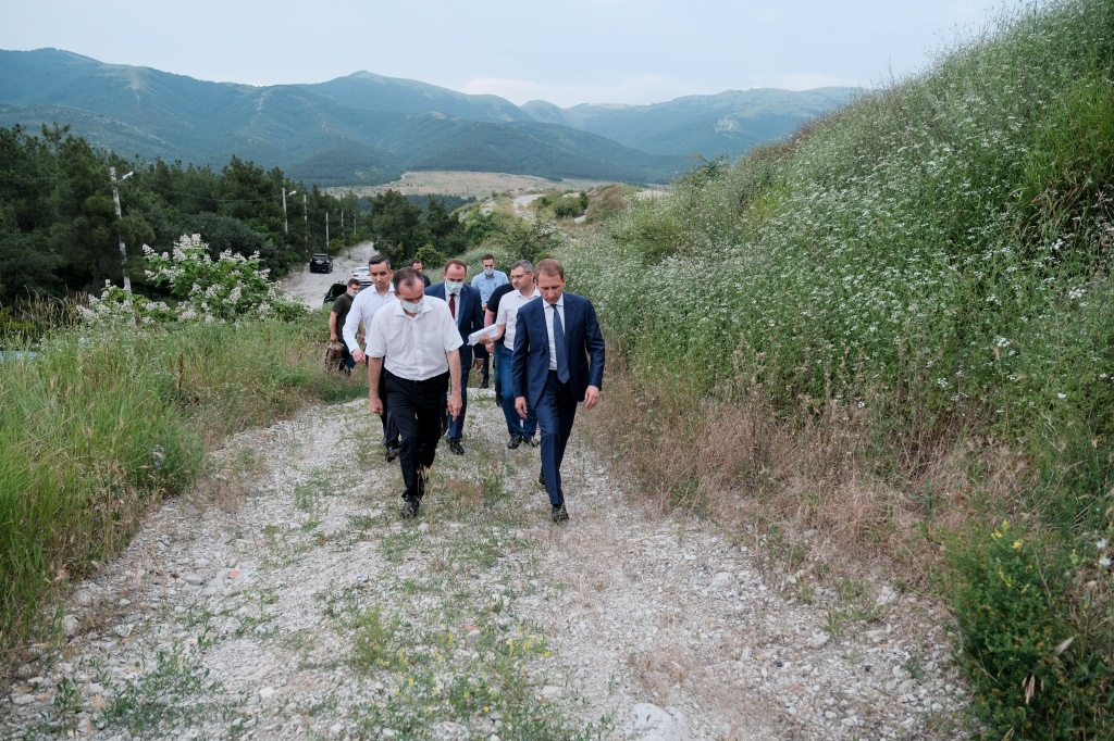 Чиновники прошлись по холму Чиновники прошлись по холму