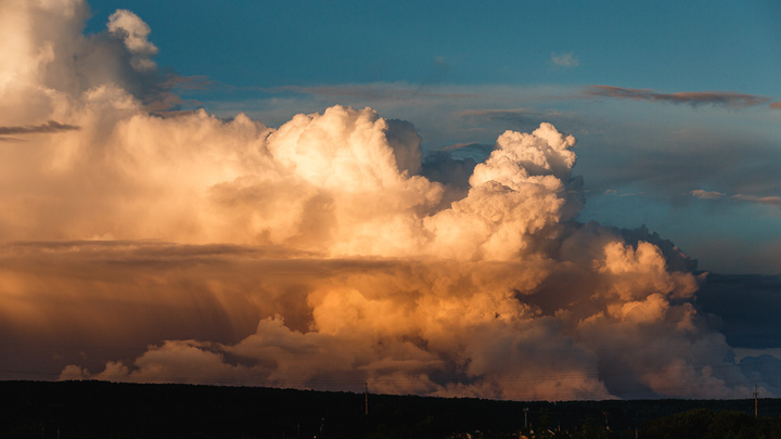 Волшебные облака и огромная луна: 15 потрясающе красивых кадров закатного Кемерово