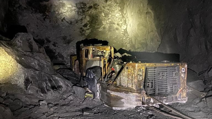 На руднике в Норильске завалило пожилого рабочего — на погрузчик упал кусок горной породы