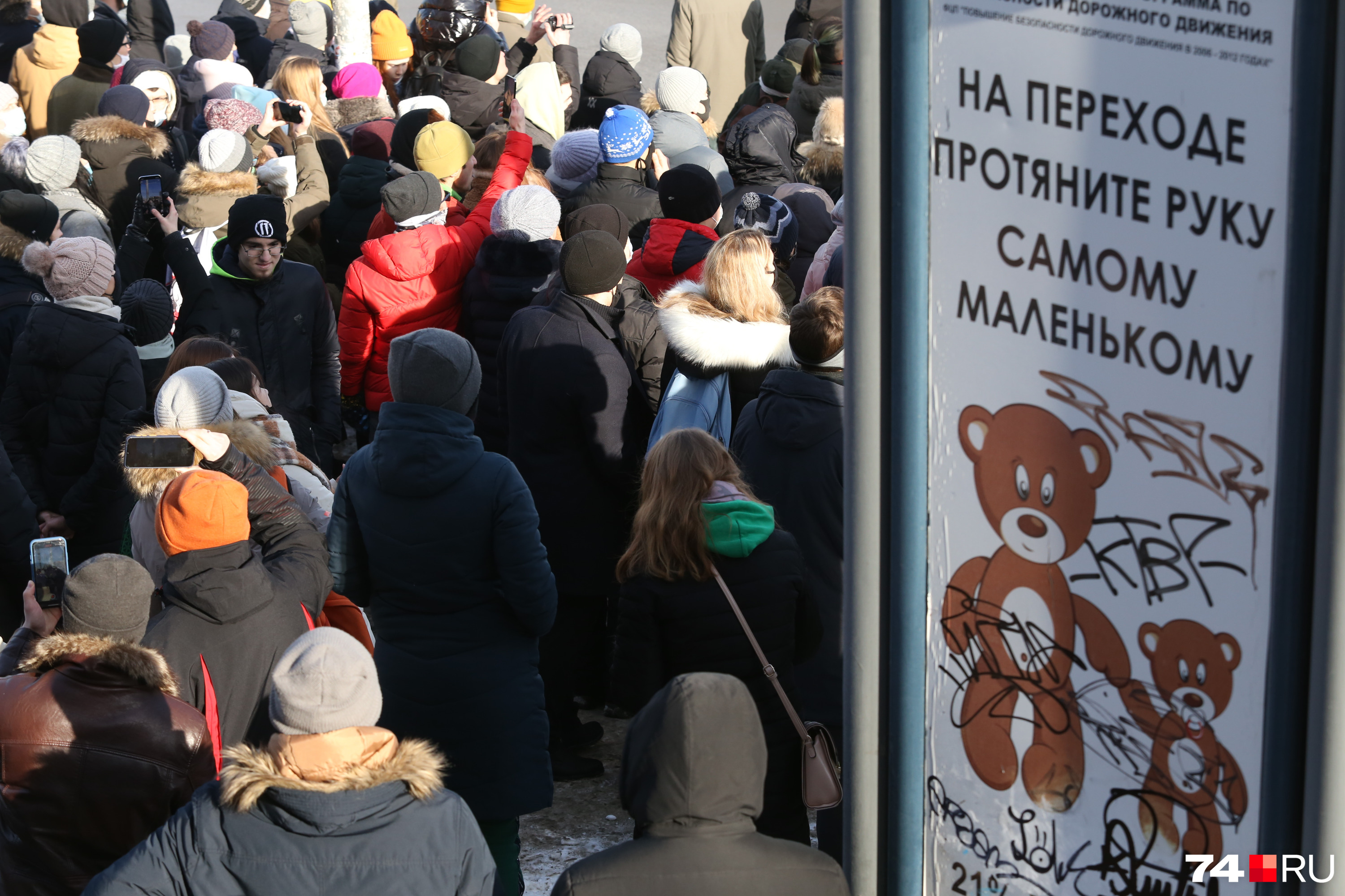 Новая стычка между участниками несогласованного митинга и полицией на пересечении проспекта Ленина и улицы Энгельса