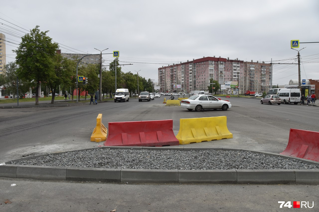 Островок безопасности на пересечении с улицей Чайковского имеет ширину <nobr class="_">7 метров</nobr>