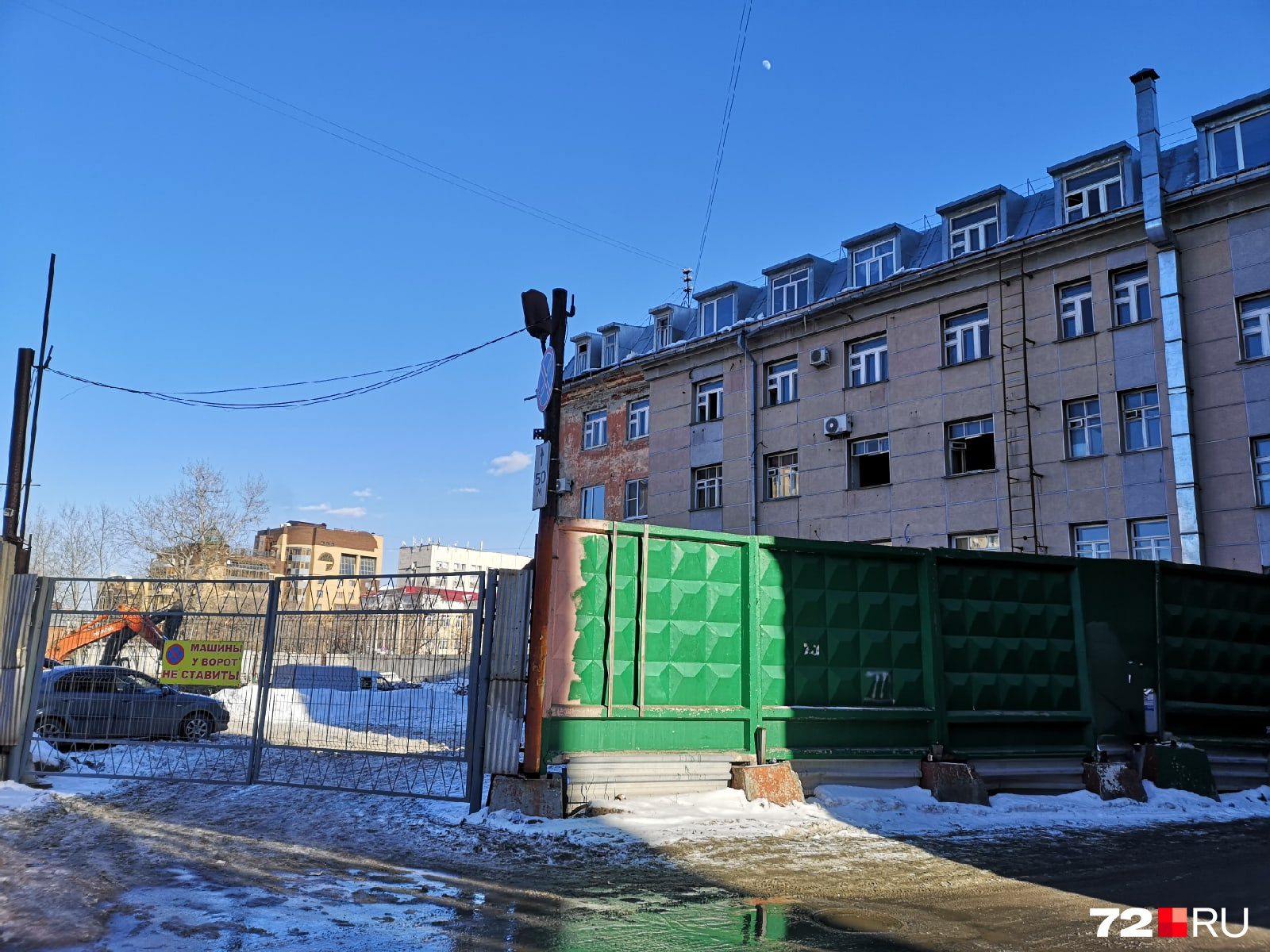 Территория, где будет стройка, огорожена. Паспорта объекта там пока нет Территория, где будет стройка, огорожена. Паспорта объекта там пока нет