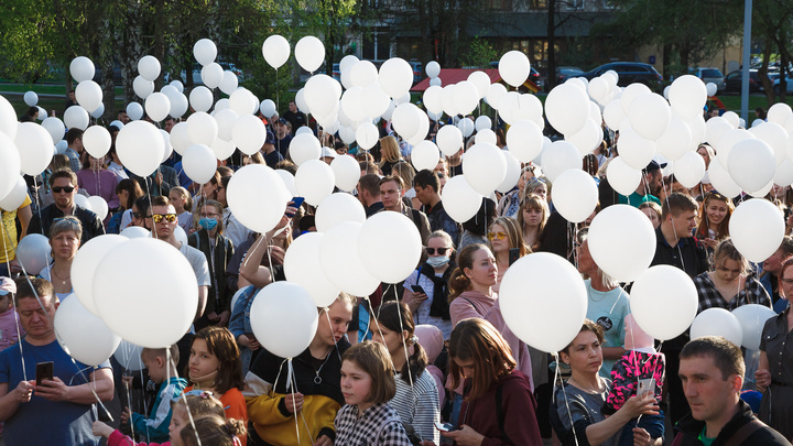 В Кемерово в память о погибших в казанской школе запустили белые шары