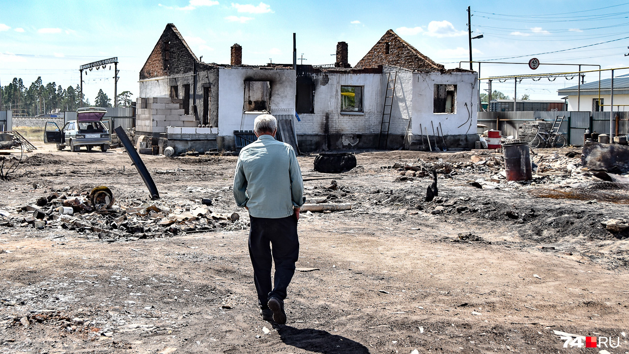Житель Джабыка бредет к дому на улице Мира: пожар уничтожил почти все постройки в радиусе сотни метров