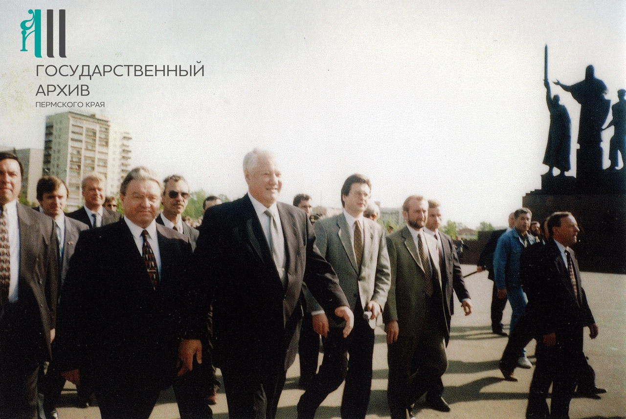 Ельцин во время приезда встретился с пермяками в центре города. <nobr class="_">Рядом —</nobr> Геннадий Игумнов