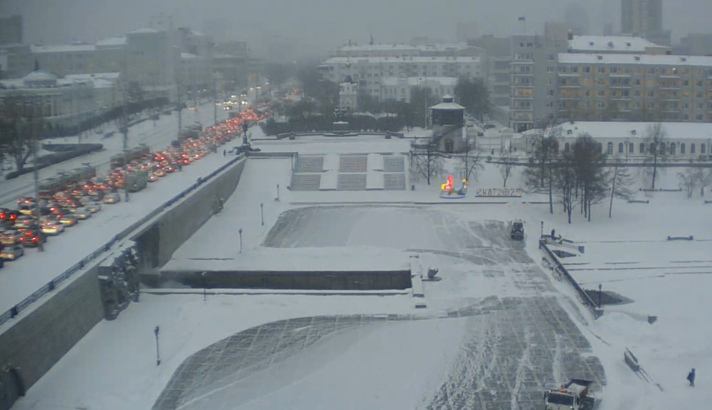 На веб-камере видно, что в 9:45 движение на Плотинке было сильно затруднено