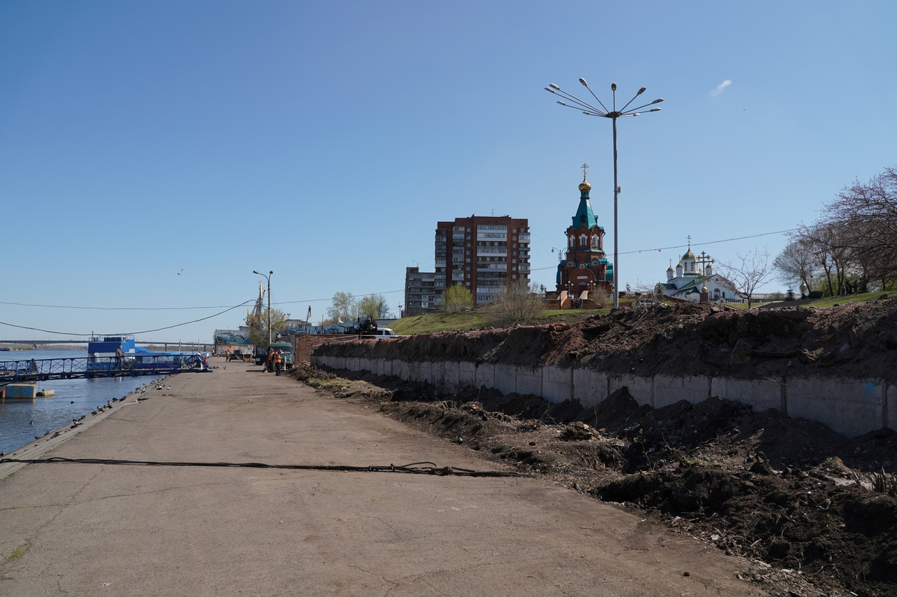 На правом берегу. Набережная на торговом центре Красноярск. Красноярск торговый центр Красноярье набережная. Набережная Красноярск правый берег торговый центр. Набережная за ТЦ Красноярье Красноярск.