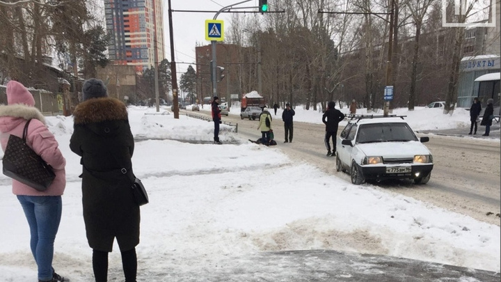 КАМАЗ не успел остановиться: в УНЦ грузовик со снегом сбил пешехода