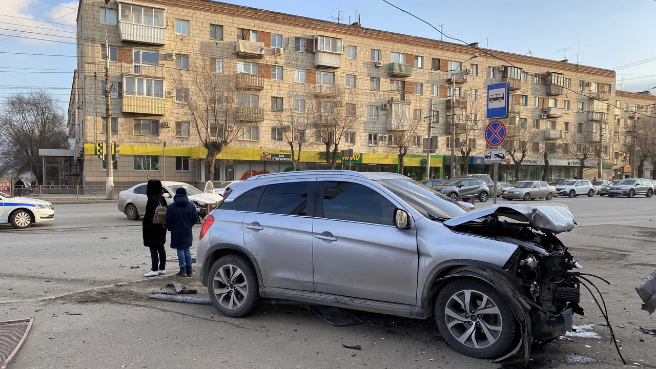 Новости волгограда сегодня последние видео. Авария на возрождении Волгоград. Авария в Волгограде в Ворошиловском районе утром. ДТП Санаторный Волгоград.