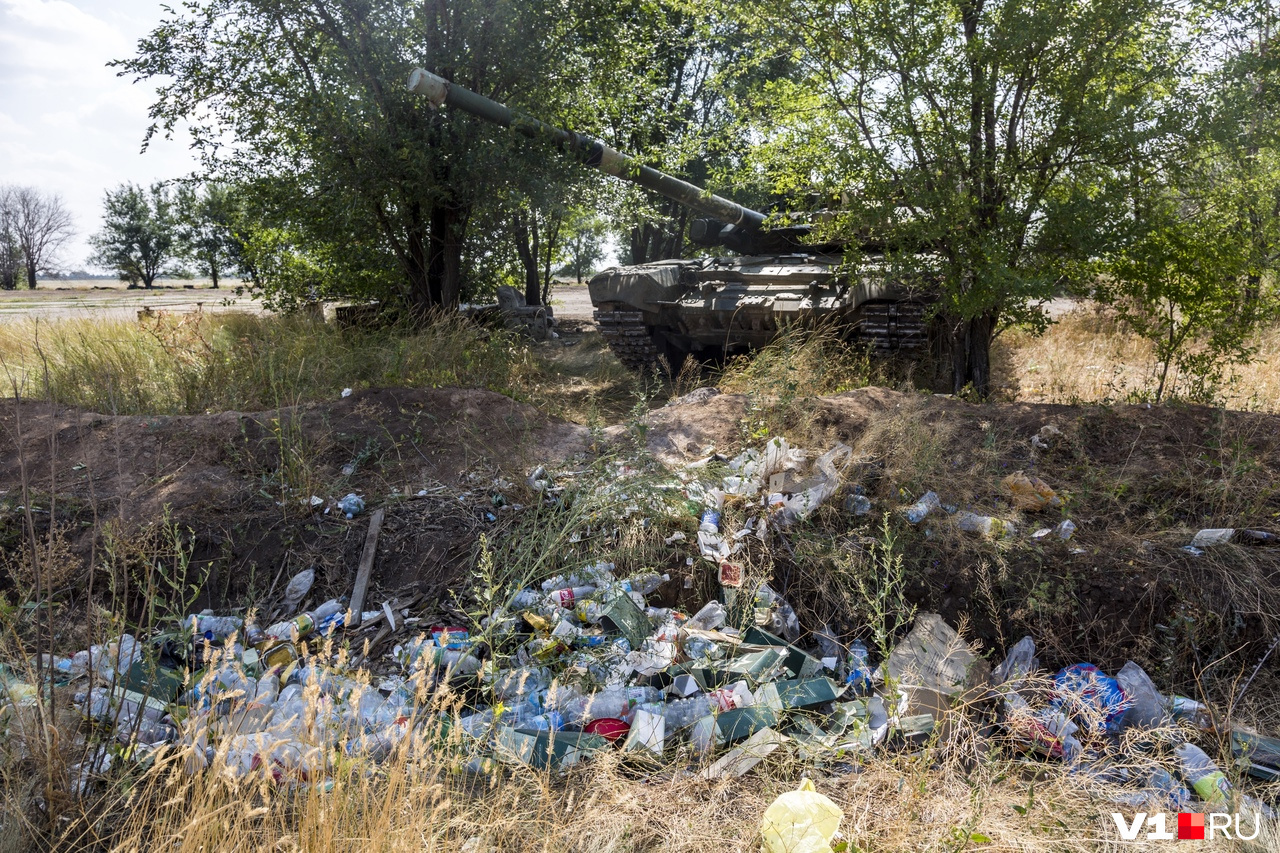 Рядом с боевой машиной - невероятное количество мусора, в том числе с символикой "Военторга"