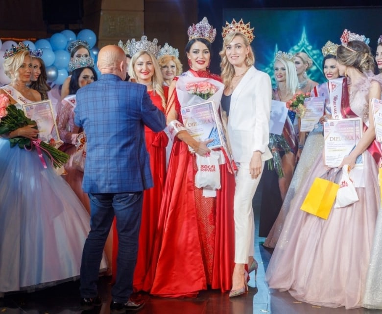 Мария (по центру в красном платье) работает дизайнером интерьера, а в свободное время любит шить Мария (по центру в красном платье) работает дизайнером интерьера, а в свободное время любит шить