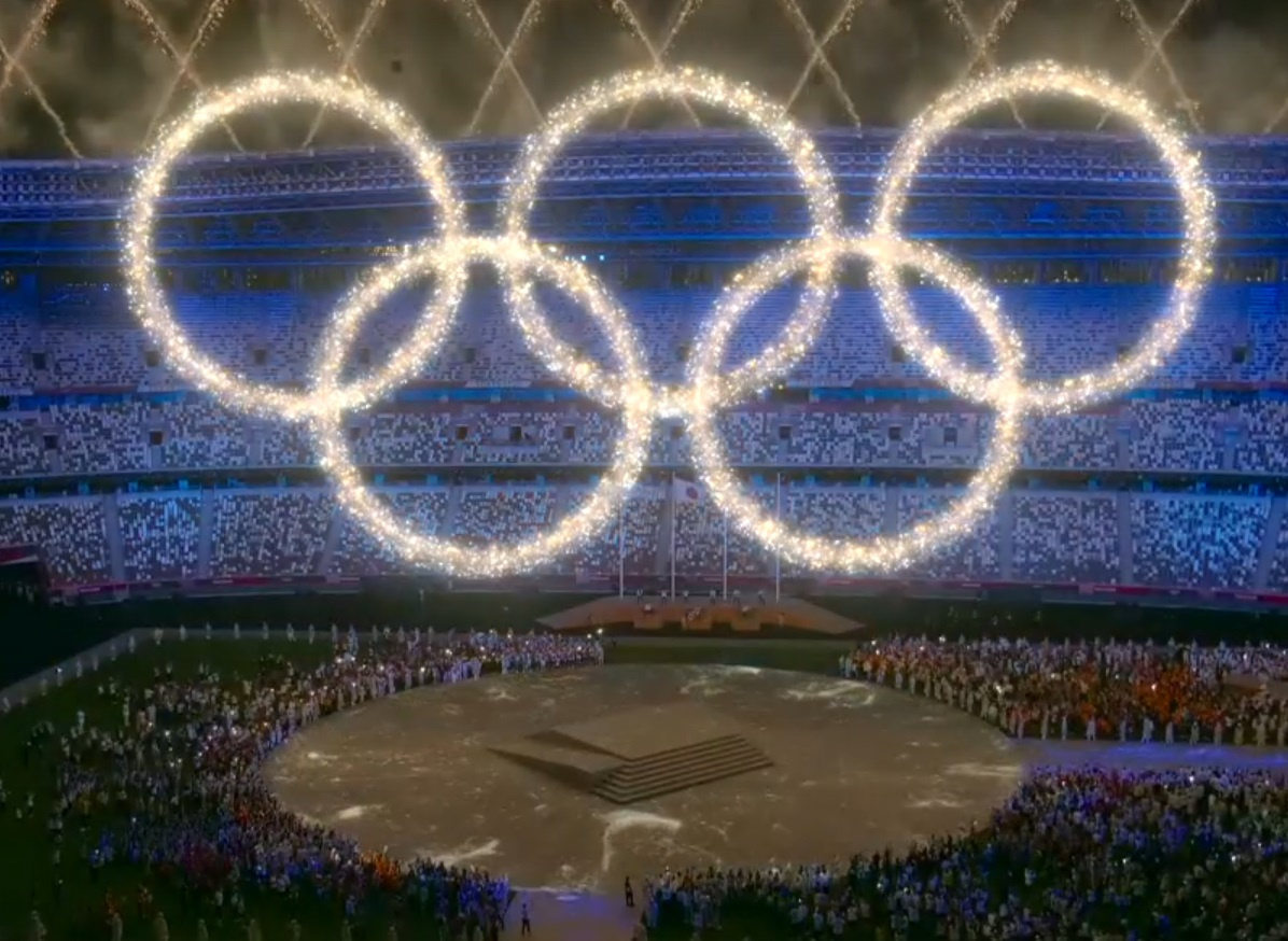 Кольца олимпиады закрытие. Олимпийские кольца фото. Олимпийские кольца в Сочи. Олимпийские кольца фотозона. Прямая трансляция закрытия игр будущего