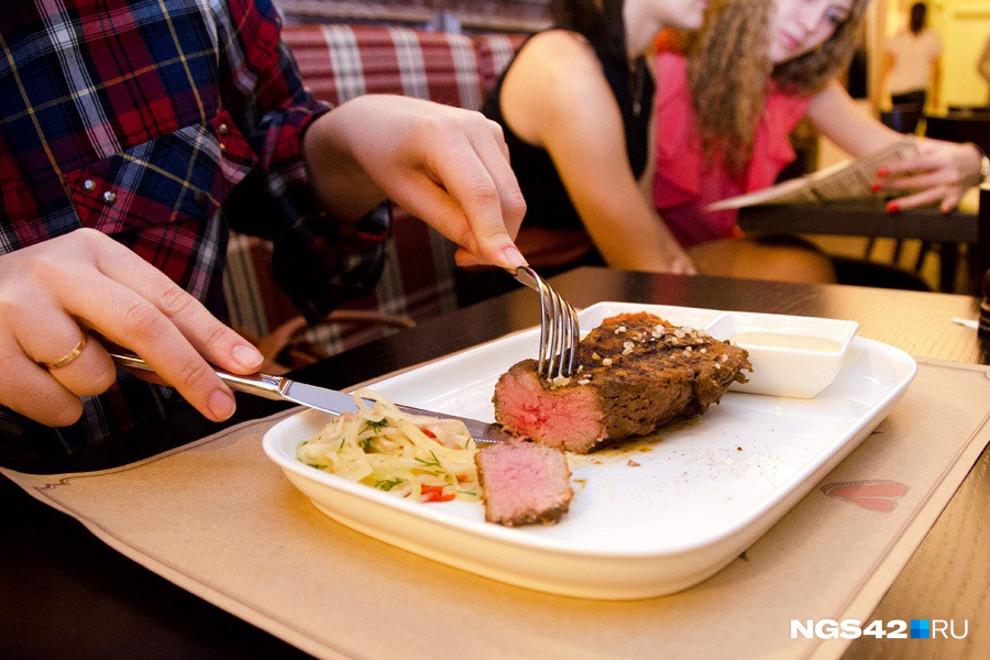 Сайт мясо ем. Мясной ресторан с людьми. Человек ест мясо в кафе. Сырое мясо в ресторане. Мужчина ест мясо в кафе.