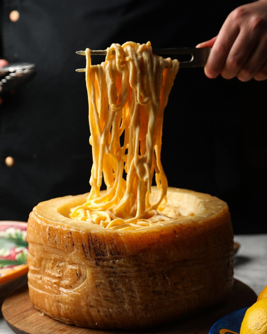 Пасту подают в голове итальянского сыра