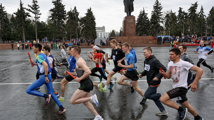 Забег под дождем: в Челябинске проспект Ленина на несколько часов превратили в спортивную трассу