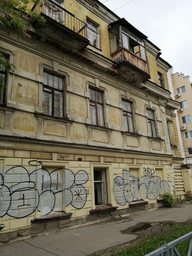 Стены дома исписаны граффити